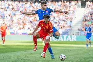 Adam Obert (hore) a Diego Lopez počas zápasu základnej A-skupiny Slovensko - Španielsko na majstrovstvách Európy hráčov do 21 rokov.