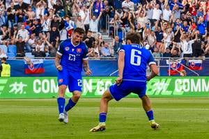 Samuel Kopásek sa teší s Dominikom Hollým z gólu na 1:2.