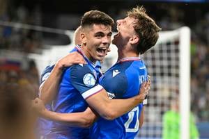 Adam Obert a Dominik Hollý (obaja Slovensko) sa radujú po strelení gólu počas zápasu základnej A-skupiny Rumnsko -Slovensko.