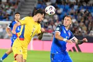 Ianis Stoica a  Dominik Javorček bojujú o loptu.