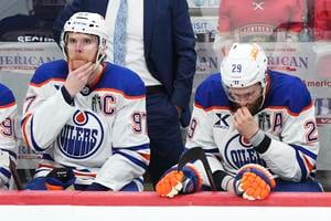 Connor McDavid s Leonom Draisaitlom po prehre vo finále NHL v roku 2025.