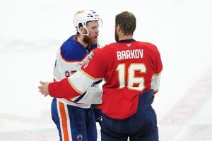 Dvaja kapitáni. Connor McDavid gratuluje Aleksanderovi Barkovovi.