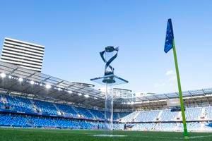 Trofej pred finálovým zápasom Anglicko - Nemecko na Tehelnom poli.