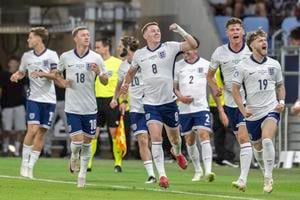 Anglickí futbalisti sa tešia z gólu na 1:0 počas finálového zápasu v Bratislave.
