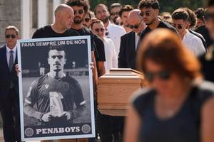 Rakvy s telesnými pozostatkami portugalského futbalového reprezentanta a hráča FC Liverpool Diega Jotu a jeho brata Andrého Silvu prinášajú do kostola počas pohrebu v ich rodnom meste Gondomar neďaleko Porta.