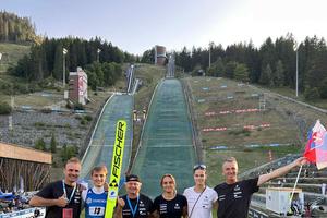Slovenská výprava v Courcheveli. Zľava Adrián Kapustík, Hektor Kapustík, reprezentačný tréner Vladimír Frák, Kira Mária Kapustíková, Tamara Mesíková a asistent reprezentačného trénera Marián Mesík.
