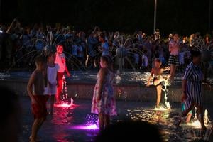 On Saturday evening, the Družba fountain at Námestie Slobody in Bratislava came with lights and music in memory of Slovak composer and pianist Marián Varga, whose piece Hudba k Vodometu (Music for a Fountain) was played repeatedly.