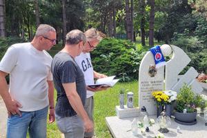 So spoluhráčmi Ondrejom Krištofíkom a Ladislavom Peckom si vždy nájdu čas, aby si uctili pamiatku zosnulého spoluhráča Petra Dubovského.	
