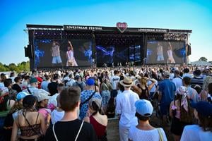 Music fans during the concert of Nico & Vinz.