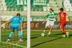 Václav Míka sa snaží zabrániť v streľbe Máriovi Hollému. Zo stretnutia futbalovej Niké ligy Skalica - Prešov 2:2.