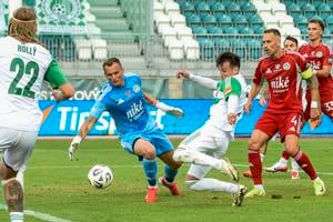 Prešovský brankár Pavol Bajza v snahe zabrániť Skalici v skórovaniu. Pred ním Skaličan Marek Švec.