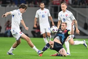 Sprava Ondrej Duda (Slovensko), Laurent Jans (Luxembursko) a Leo Sauer (Slovensko) počas zápasu Luxembursko - Slovensko.