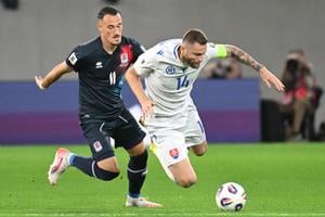 Kapitán Milan Škriniar (Slovensko) a Edvin Muratovič (Luxembursko) počas zápasu A-skupiny európskej kvalifikácie MS 2026 vo futbale Luxembursko - Slovensko.