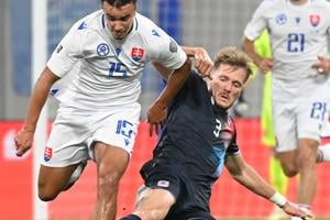 Zľava David Strelec (Slovensko) a Enes Mahmutovič (Luxembursko) počas zápasu Luxembursko - Slovensko.
