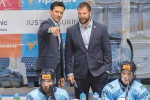 Na snímke hore zľava hlavný tréner Slovana Brad Tapper a jeho asistent Michal Dostál v zápase 1. kola.