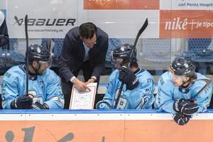Na snímke zľava kapitán Slovana Tomáš Marcinko, tréner HC Slovan Brad Tapper, hráči Roman Kukumberg a Liam Pecararo.