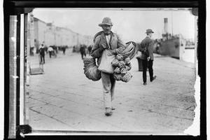 Slovak basket weaver in the port of Trieste, photo probably from 1909 (LC-F81- 2949).