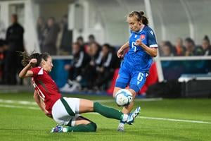 Vpravo hráčka Slovenska Nina Matušicová a hráčka Maďarska Fanni Nagyová počas prípravného zápasu futbalistiek Slovensko - Maďarsko.