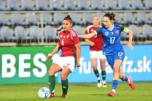 Vpravo kapitánka Slovenska Mária Mikolajová a hráčka Maďarska Evelin Fenyvesiová počas prípravného zápasu futbalistiek Slovensko - Maďarsko.