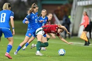Vľavo hráčka Slovenska Tamara Morávková a hráčka Maďarska Zsofia Mayerová počas prípravného zápasu futbalistiek Slovensko - Maďarsko.