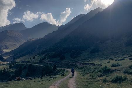 A vélo le long de la (dé)route de la soie au Kirghizstan – Adriana Karpinska