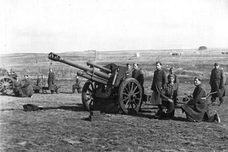 The training of Jewish fighters for operating a howitzer.