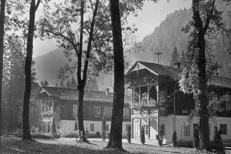 In this postcard from 1963, we see the original buildings with wooden facades, typical for bath and hotel buildings in mountainous areas.