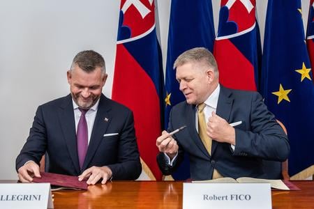 Peter Pellegrini and Robert Fico sign the coalition treaty. 
