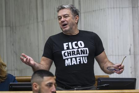 Slovensko MP Jozef Pročko wears a T-shirt that says: "Fico protects the mafia."