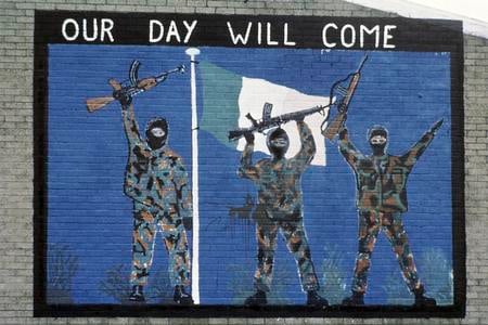 A mural supporting the Irish Republican Army in a Catholic area of ​​Belfast, Northern Ireland, in November 1985.