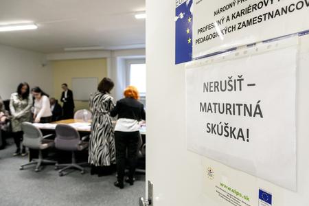 На фото двері з написом Не турбувати - випускний іспит у середній електротехнічній школі за адресою Hálova 16 перед письмовим випускним тестом зі словацької мови та літератури. У Братиславі 12 березня 2024 р.