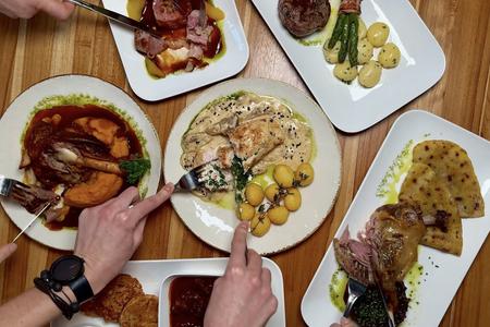 Котлета по-київськи "Chicken Kyjev" євро стала справжнім хітом серед гостей ресторану.