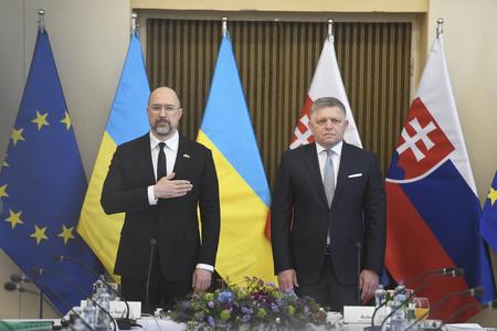 На фото (ліворуч) Прем’єр-міністр України Денис Шмигаль та Прем’єр-міністр Словацької Республіки Роберт Фіцо на зустрічі членів урядів Словаччини та України 11 квітня 2024 року в Міхаловцях.