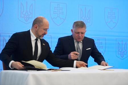Denys Shmyhal and Robert Fico signing the Michalovce roadmap. 