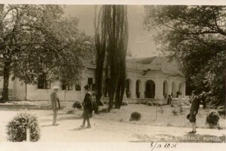 This postcard from 1930 shows the spa was situated in a beautiful area. It is a mystery, though, why the photographer had only men standing in the picture.