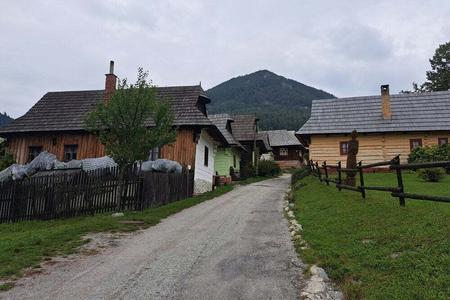 The entrance to Vlkolínec.