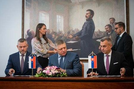 Pellegrini, Fico and Danko (left to right) signing their memorandum of understanding under the painting of Ľudovít Štúr. 