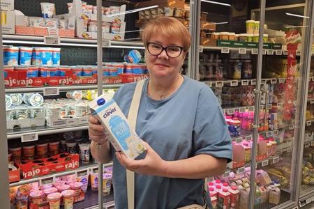 Ірина купує продукти для паски
