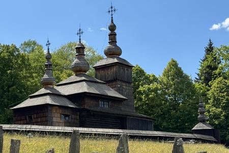 На фото — один із об’єктів у скансені Музею української культури у Свиднику, який працівники впорядкували та підготували до літнього туристичного сезону. Свидник, 20 травня 2024 року.
