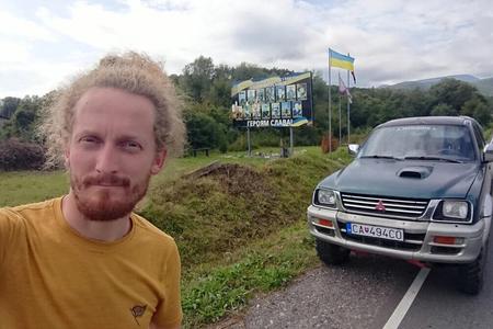 Адам Броданський у вільний час допомагає людям в Україні.