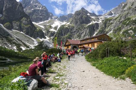 Туристи відпочивають біля Zelený pleso (1550 метрів над рівнем моря) у долині Зелене плесо у Високих Татрах, 9 червня 2024 року.