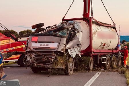 A lorry with a tank trailer crashed on Route I/65 in the Turčianske Teplice district on June 14, 2024.