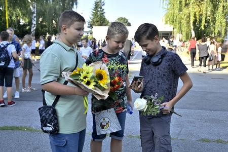 Прихід учнів до школи в перший день навчання в початковій школі Коменського в Требішові, 2 вересня 2024 р. 
