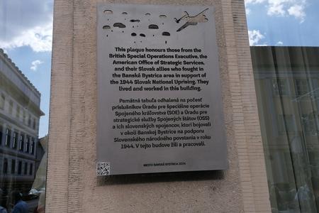 A memorial plaque is unveiled in Banská Bystrica for British and American heroes of the Slovak National Uprising on September 5, 2024.
