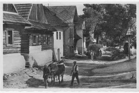 In this postcard, published around 1940, we can see an alarm bell mounted on a pole on the far right.