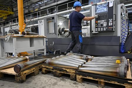 Spoločnosť ZVS holding v Snine otvorila v piatok 4. októbra 2024 novú linku na výrobu 155 milimetrovej delostreleckej munície. Na snímke výroba tiel pre veľko-kalibrovú muníciu v zrekonštruovanej hale na výrobu 155 milimetrovej delostreleckej munície v spoločnosti ZVS holding v Snine v piatok 4. októbra 2024. FOTO TASR - Roman Hanc