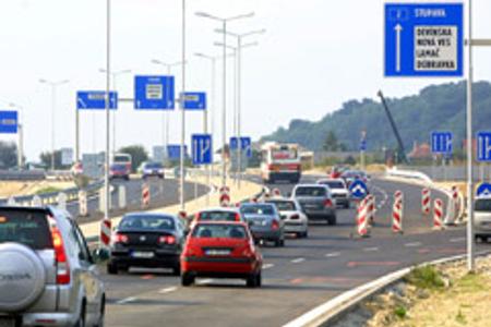 Toll collection should start in 2009 if no more complications emerge.