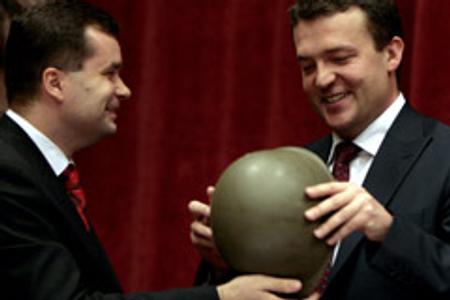 The outgoing defence minister František Kašický (left) gives over the job to his successor Jaroslav Baška.