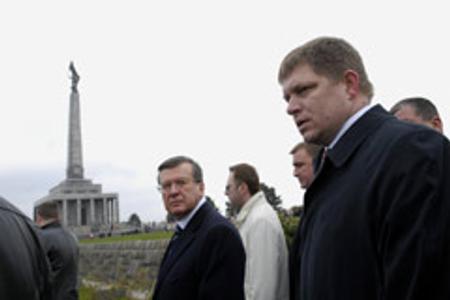 Prime Ministers Zubkov and Fico visit the Slavín memorial.