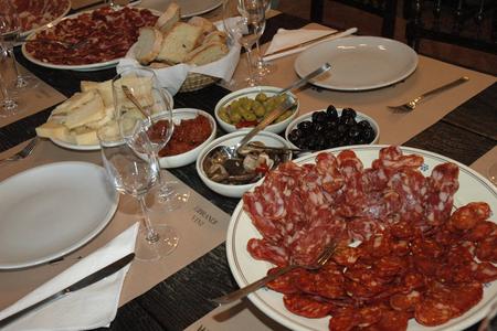 Italian food is healthy and popular.